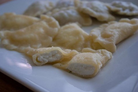 PIEROGI Z SEREM